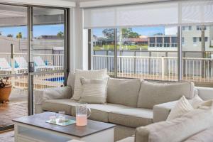 Jolly turtle - pool, private jetty, PMQ canals