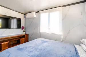 Overlooking a Park - A sunny escape