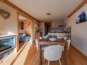 Chalet cosy avec balcon aux Belleville - FR-1-613B-53