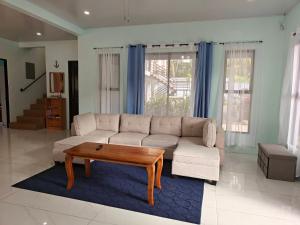 AJ House - Spacious 4BR Home, Balcony, BBQ area, Shared Pool