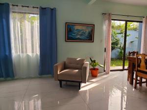 AJ House - Spacious 4BR Home, Balcony, BBQ area, Shared Pool