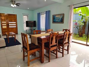 AJ House - Spacious 4BR Home, Balcony, BBQ area, Shared Pool