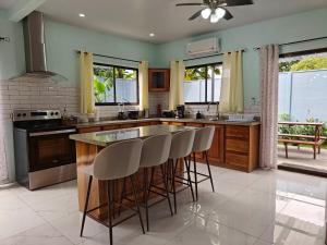 AJ House - Spacious 4BR Home, Balcony, BBQ area, Shared Pool