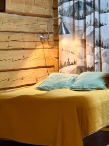 Authentic Log Cottage with Hot Tub