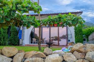 Serenity Sands Villa, Beachfront and Mountain View