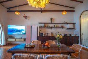 Serenity Sands Villa, Beachfront and Mountain View