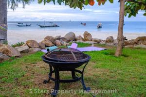 Serenity Sands Villa, Beachfront and Mountain View