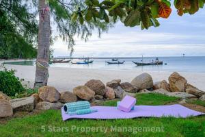 Serenity Sands Villa, Beachfront and Mountain View