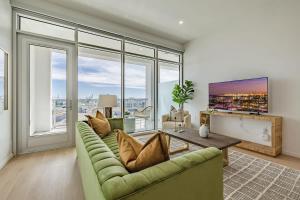 Marbella Lane - Sleek Corner Ocean View