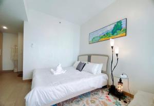 120 SQM Modern 3BR with Balcony Facing Infinity Pool Manila Bay Sunset Near Airports,OKADA,Solaire,MOA Free Parking