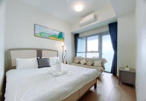 120 SQM Modern 3BR with Balcony Facing Infinity Pool Manila Bay Sunset Near Airports,OKADA,Solaire,MOA Free Parking