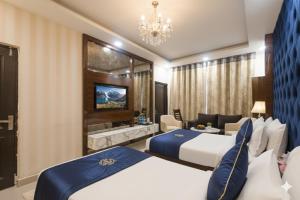 Hotel Cave Plaza Near Delhi Airport
