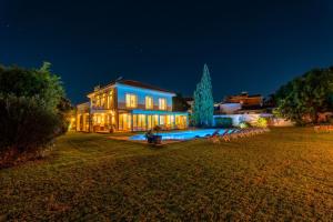 VACATION MARBELLA I Villa Bosquecito, Giant Private Heated Pool, 4min to the Beach, 6 BR, Spacious Villa