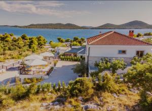 Panorama mobile homes mit Pool am Meer