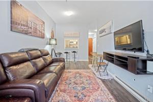 Cozy 1 Bedroom Downtown Central