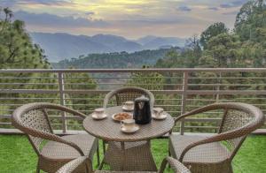 The Maharaja Retreat I Jacuzzi I Vacations l Pet friendly & 3 Bedroom Villa I Family Events I Sky Bonfire I Kasauli By Exotic Stays