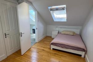 5 Bed House - Sleeps 8 - Pets - Parking - Wifi