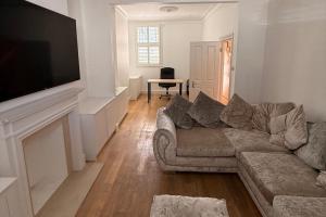 5 Bed House - Sleeps 8 - Pets - Parking - Wifi