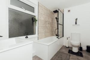 Stylish 3 Bed Home with 4 beds- 5 Min walk From Anfield Stadium