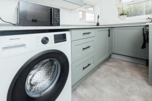 Stylish 3 Bed Home with 4 beds- 5 Min walk From Anfield Stadium