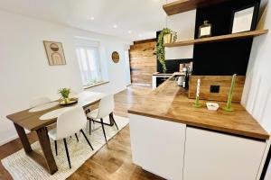 Luxury full center and near Lake!