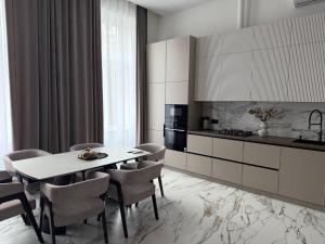 LEOGRAND VIP Apartments on Slovatskogo 16