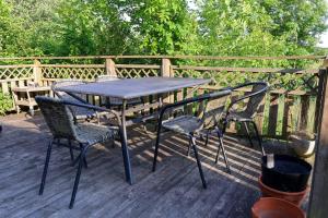 Workers Home - 8 Beds - Free Parking - Near Volvo