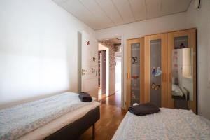 Workers Home - 8 Beds - Free Parking - Near Volvo