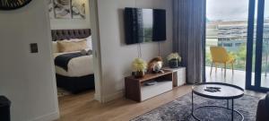 Ellipse Waterfall City Luxury Apartment - Bigger Apartment than Most - Middle floor