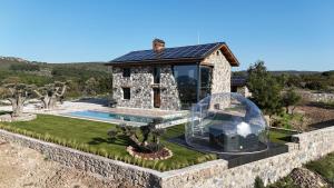 Isıtmalı Jakuzi 6000m2 içerisinde özel taş villa