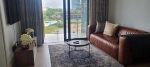 Ellipse Waterfall City Luxury Apartment - Bigger Apartment than Most - Middle floor