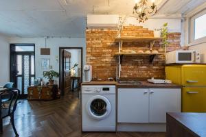 Private local, artsy, urban trekking, 낙산공원 MODA