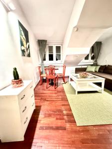 Old Town Attic Ignoto 16 SELF CHECK IN