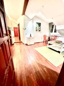 Old Town Attic Ignoto 16 SELF CHECK IN