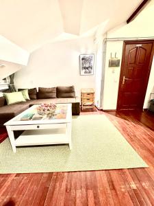 Old Town Attic Ignoto 16 SELF CHECK IN