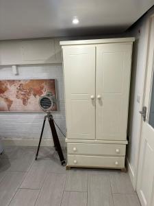 Smart Studio Apartment with Private Entrance in Dorking