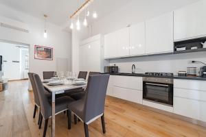 5 walk from Porta Venezia station, with 2 bedrooms