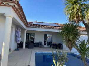 Coté piscine Villa plain pied