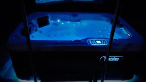 Love room Sparadis Laval 53 Studio avec jacuzzi privatif