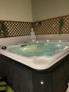 Chambre au calme avec spa privatif gratuit sud aveyron les palmiers des causses