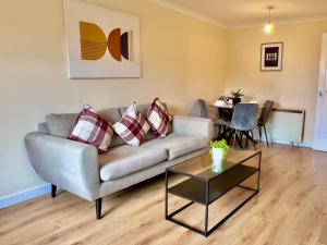 Garden-View 2BR Apartment - Free Parking & WiFi