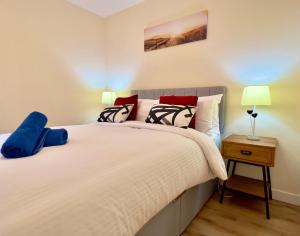 Garden-View 2BR Apartment - Free Parking & WiFi