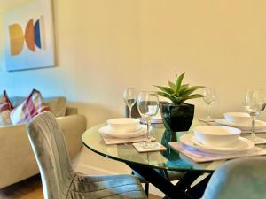 Garden-View 2BR Apartment - Free Parking & WiFi