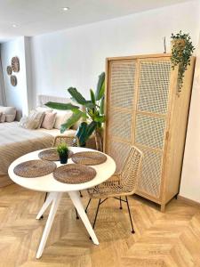 Renovated studio with Communal Pool & Close to beach