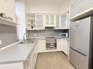 Families & Groups 4 Bedrooms 6 Guests