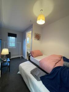 Modern 6BR Home - Salford Manchester - Sleeps 13 - Book Now for New Year