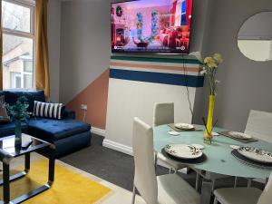 Modern 6BR Home - Salford Manchester - Sleeps 13 - Book Now for New Year