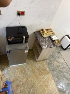 Cozy Burnt-Orange 1-Bedroom Apartment