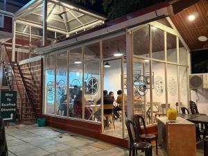 Western Castle Stay n lawn