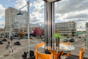 Penthouse City Overlook 2BR Apartment - free parking